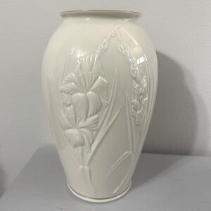 LENOX Large Vase “Masterpiece Collection” 9 1/2" Ivory Gold Trim